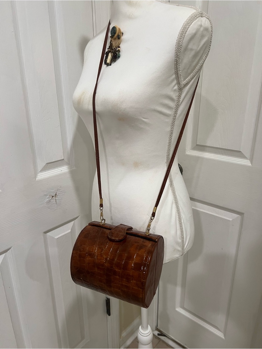 Vintage 1950’s 1960’s Brown Leather Croc-Embossed Barrel Purse adjustable strap - Picture 7 of 13